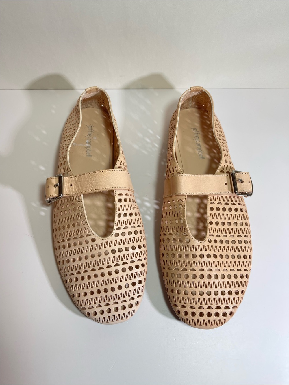 JEFFREY CAMPBELL Shelly LSR cream Shoes Size 10 flats excellent condition